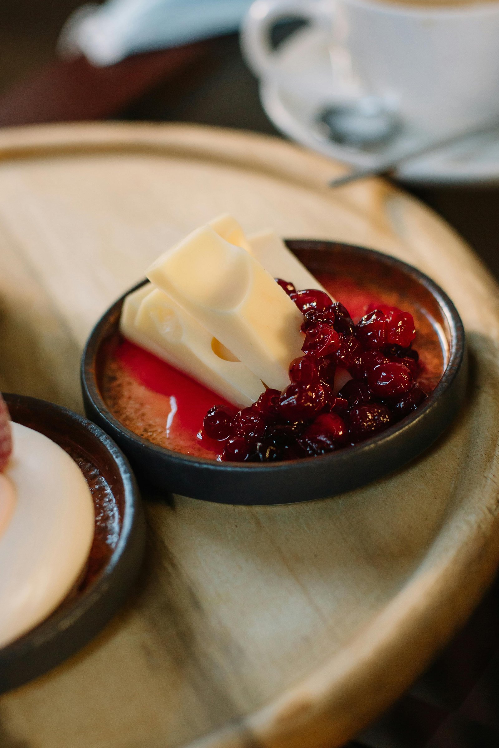 Queso al horno con compota de frutos rojos