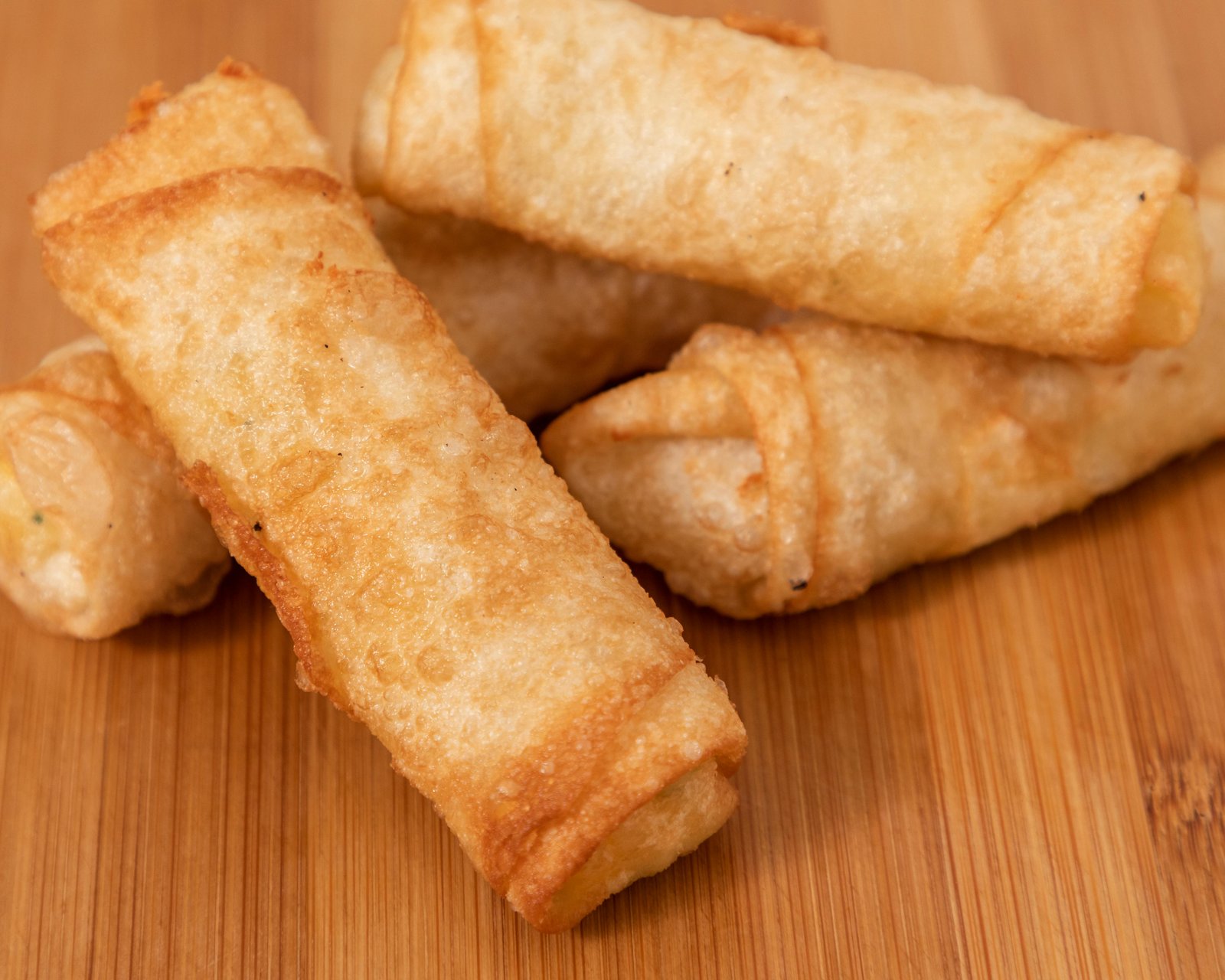 Rollito frito de bacon con langostinos